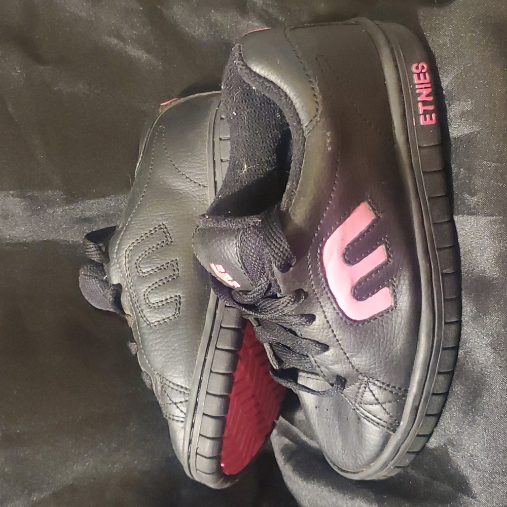 Black & Pink Etnies